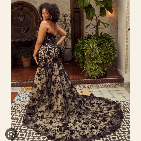 This is a beautiful brand new Casablanca Beloved wedding dress size 18. - Picture 1 of 7